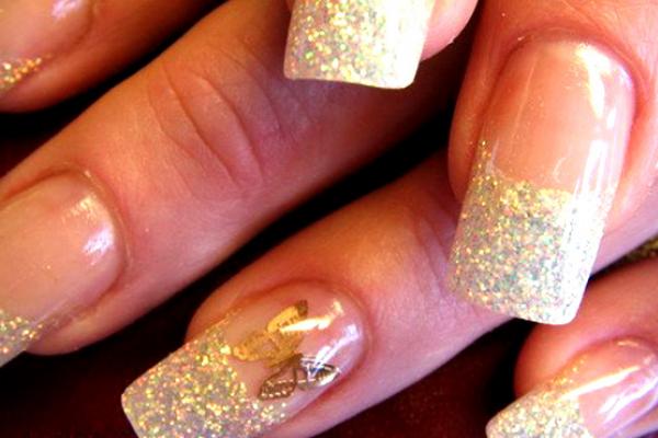 Extended nails with shimmering decor